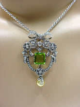 Charger l&#39;image dans la galerie, Belle Époque 5.00 Ct Periodot Diamond Gold Ribbon Bow Pendant/Brooch--Stunning
