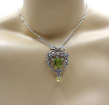 Charger l&#39;image dans la galerie, Belle Époque 5.00 Ct Periodot Diamond Gold Ribbon Bow Pendant/Brooch--Stunning
